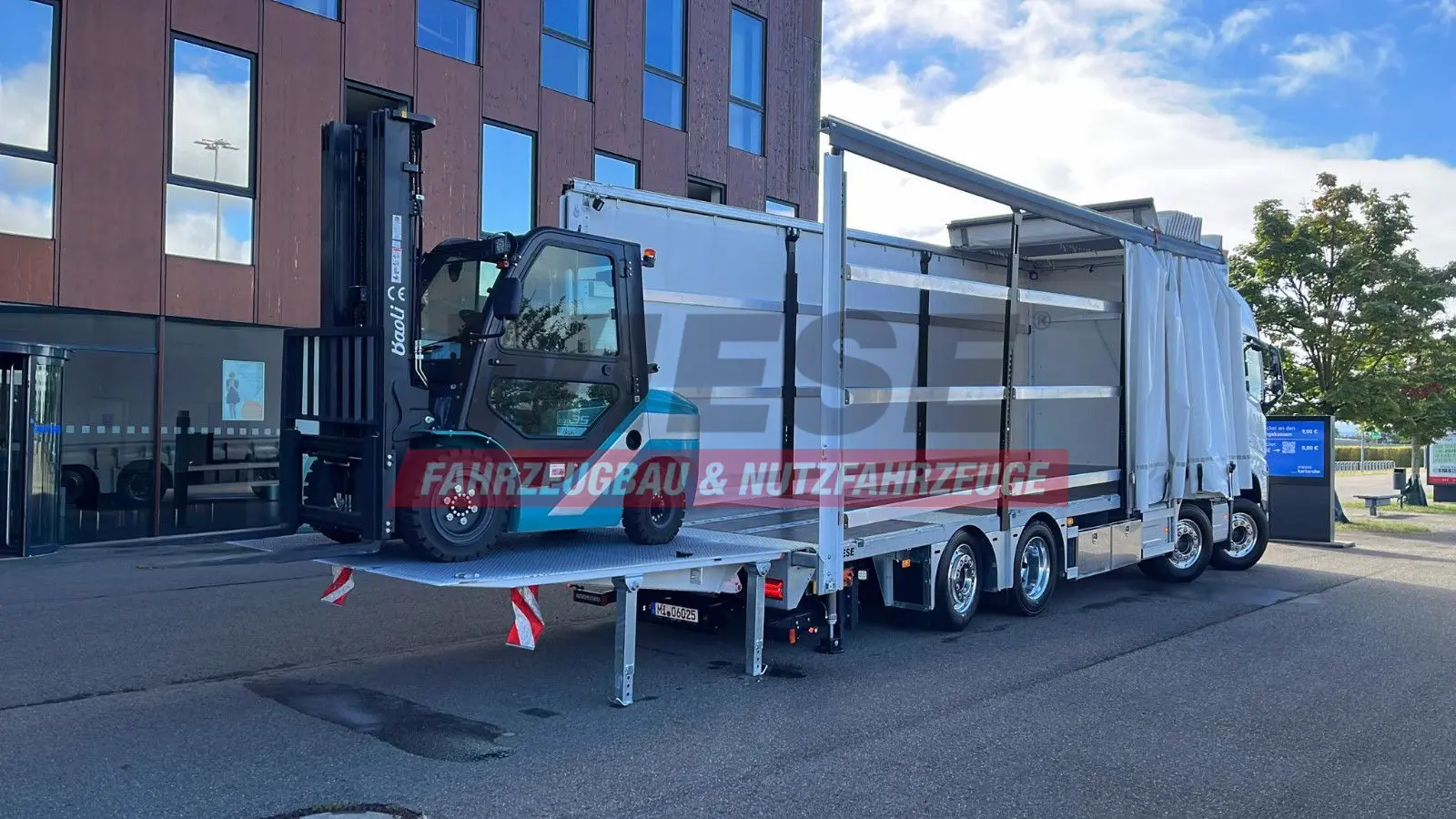 Volvo FH 500 8x2 Arbeitsbühnen Transporter LBW 9t