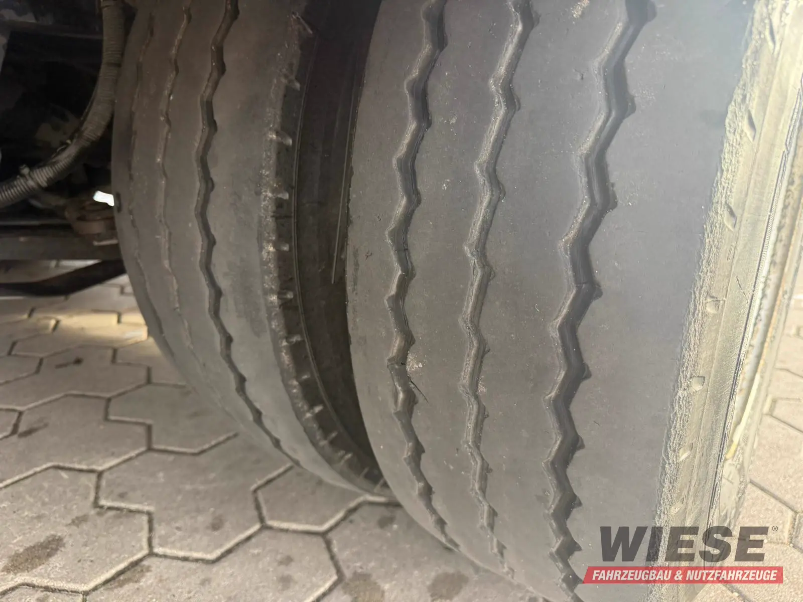 Wiese 3-Achs Stufen Sattel mit Auffahrrampe 25T