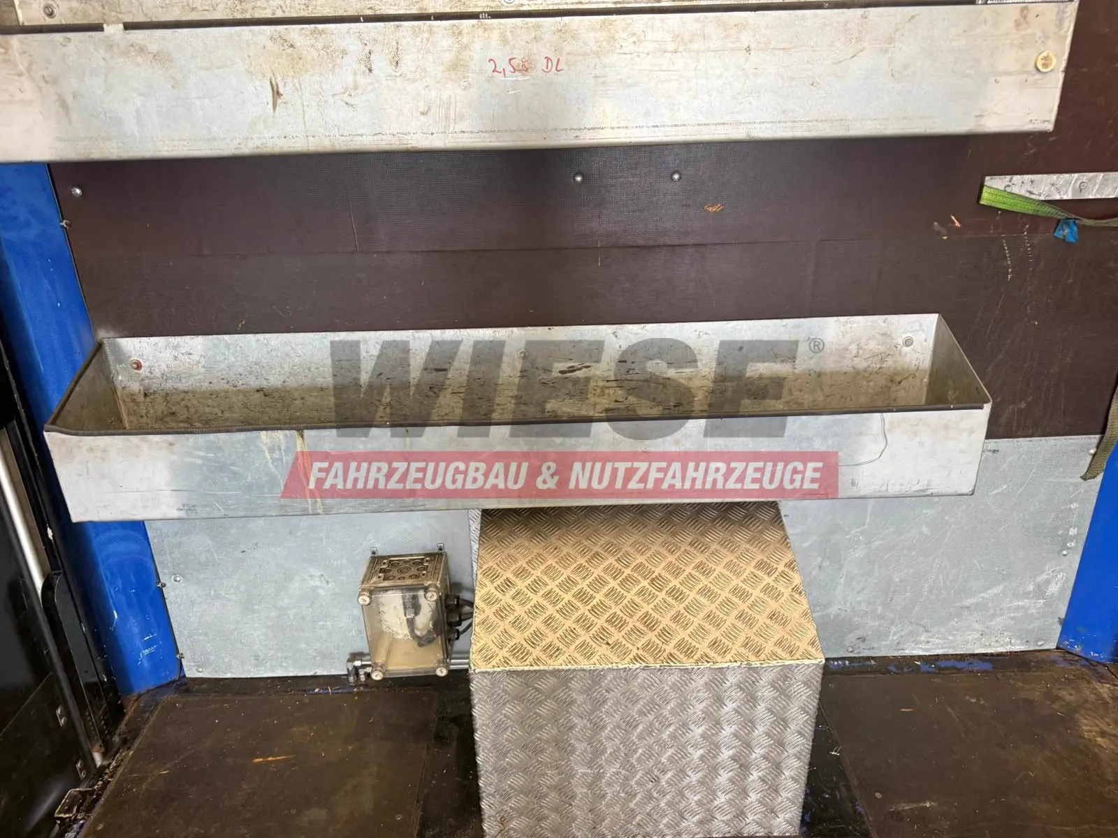 Wiese 3-Achs Stufen Sattel mit Auffahrrampe 25T