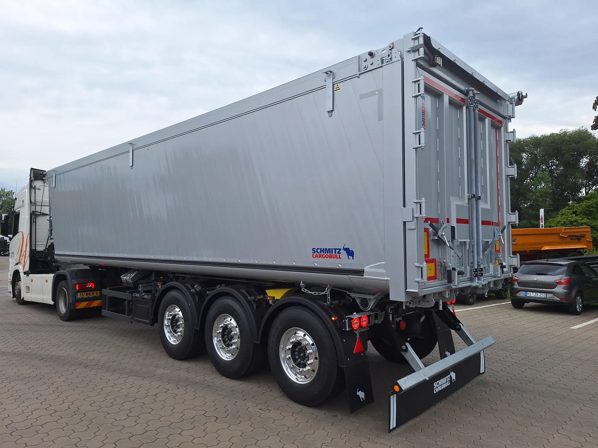 Schmitz Cargobull Kipper 52m³ mit gekröpftem Chassis