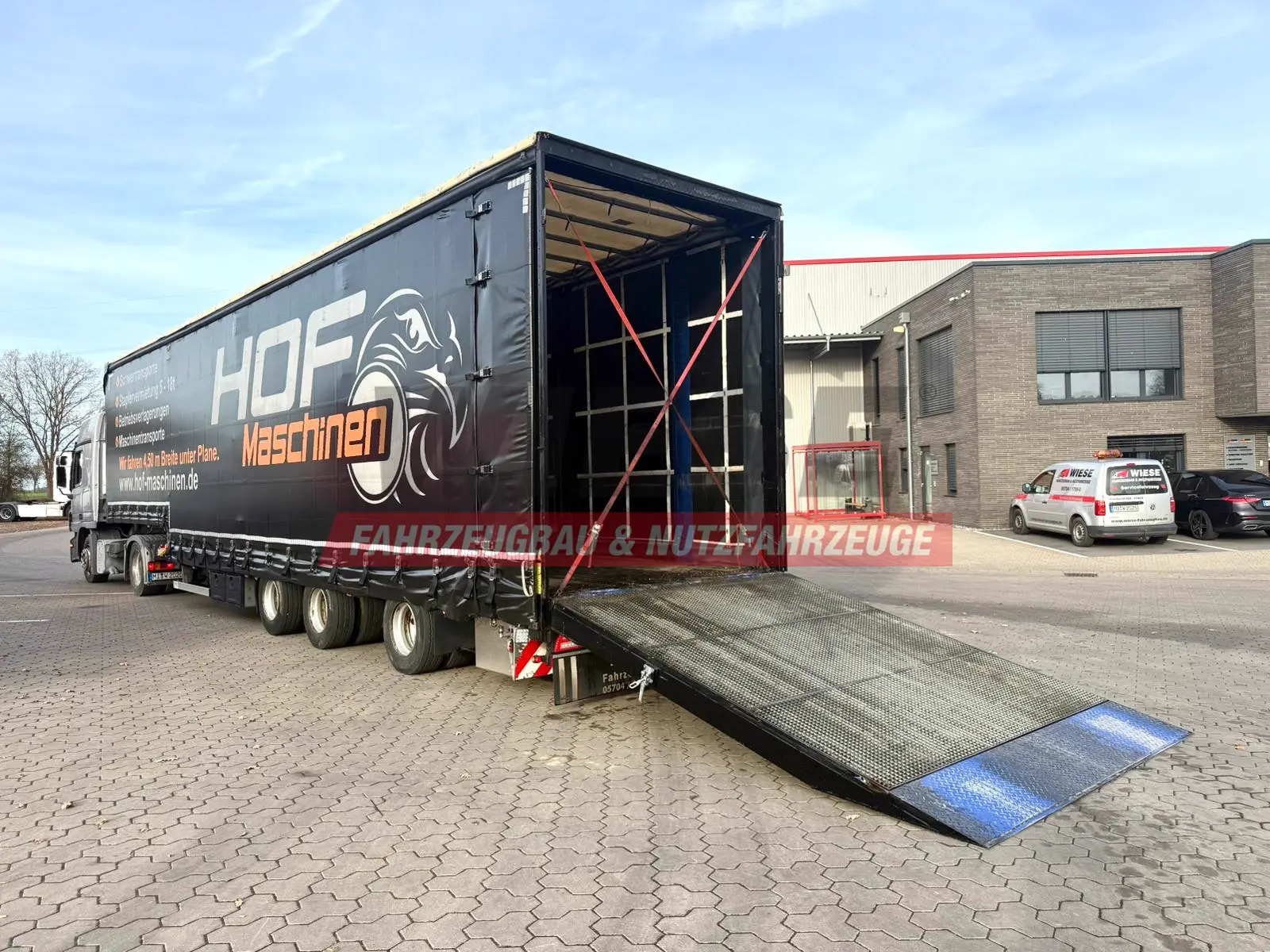 Wiese 3-Achs Stufen Sattel mit Auffahrrampe 25T