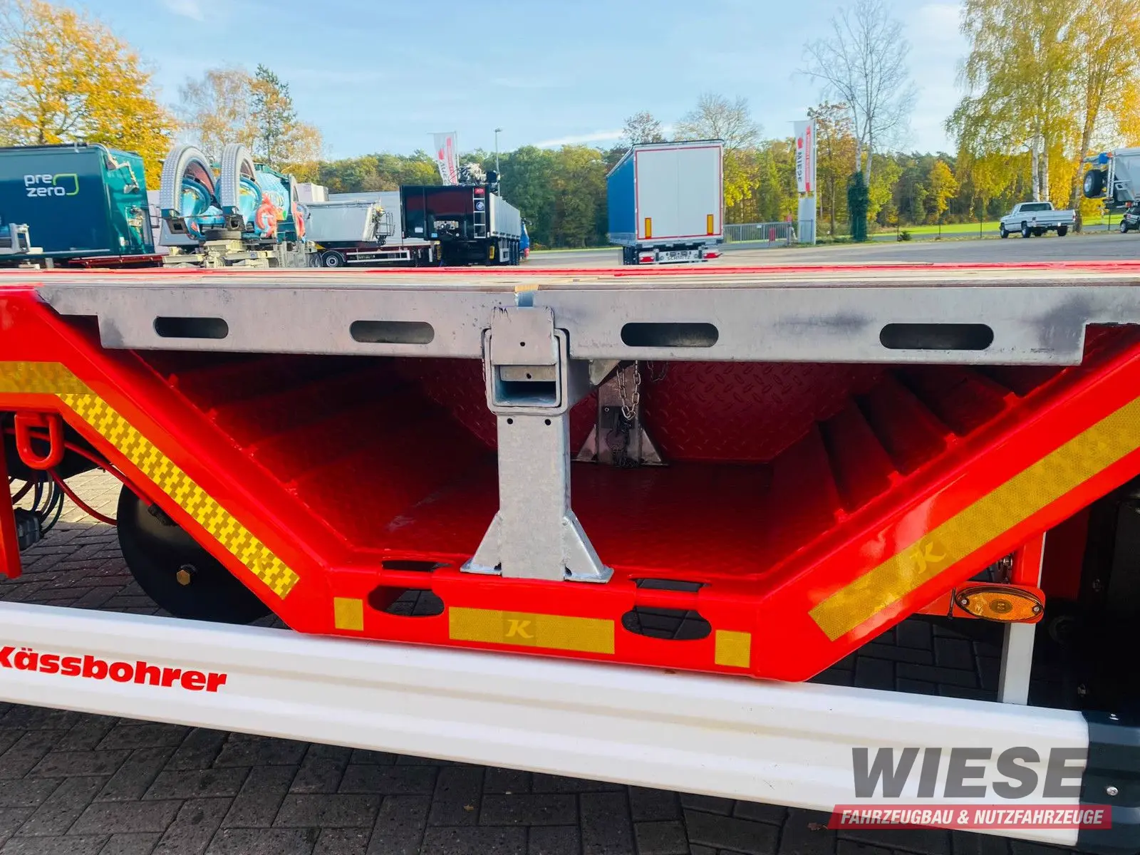 Kässbohrer Mega Tele HD Plattform Auflieger mit Radmulden