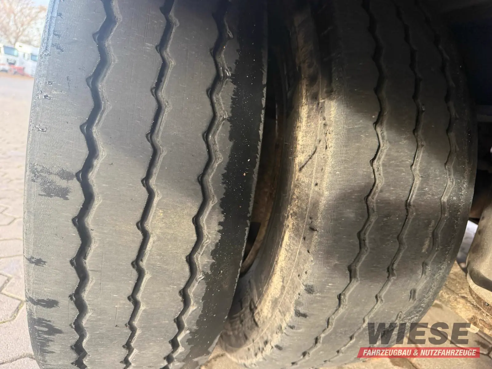 Wiese 3-Achs Stufen Sattel mit Auffahrrampe 25T