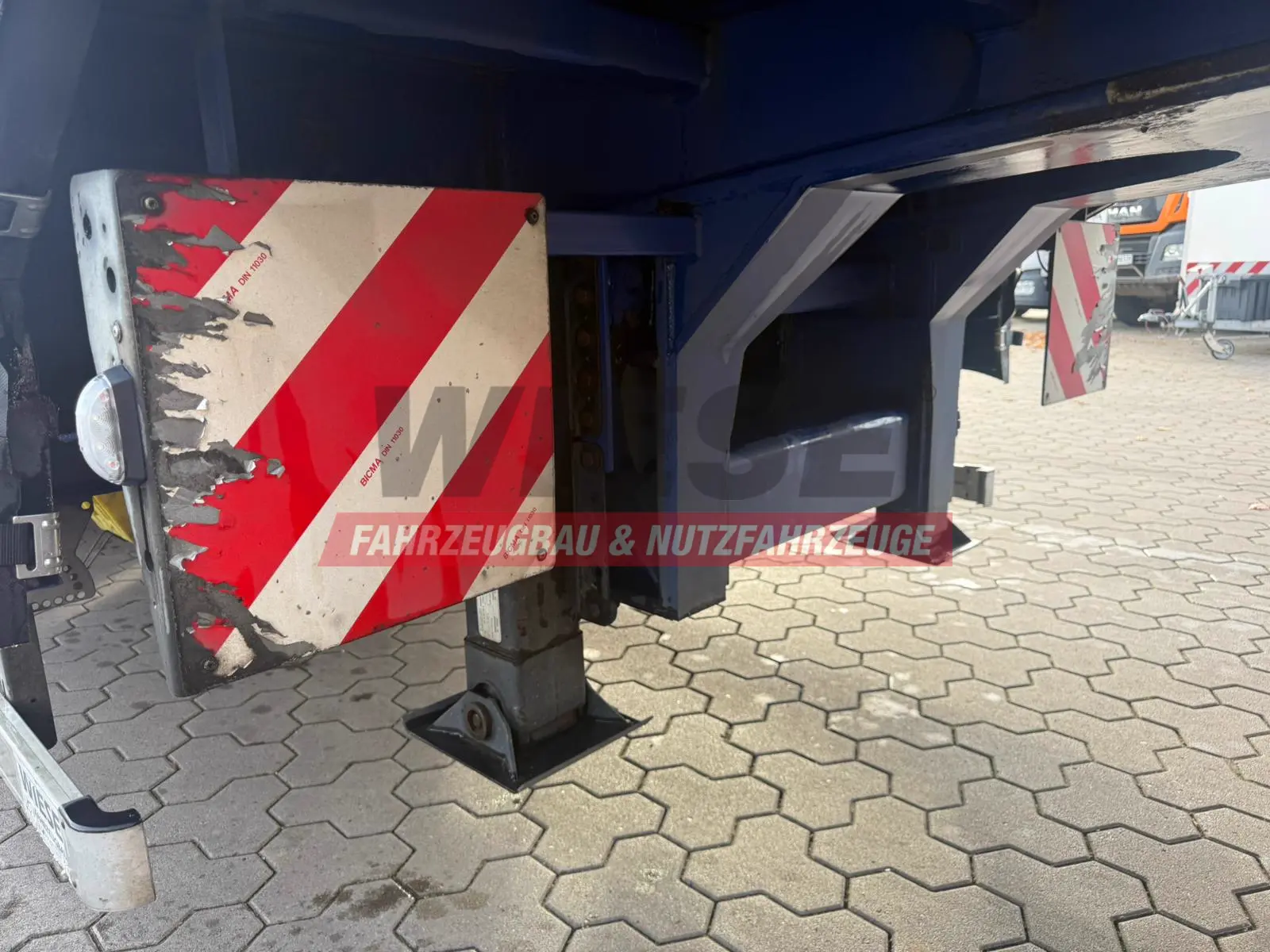 Wiese 3-Achs Stufen Sattel mit Auffahrrampe 25T