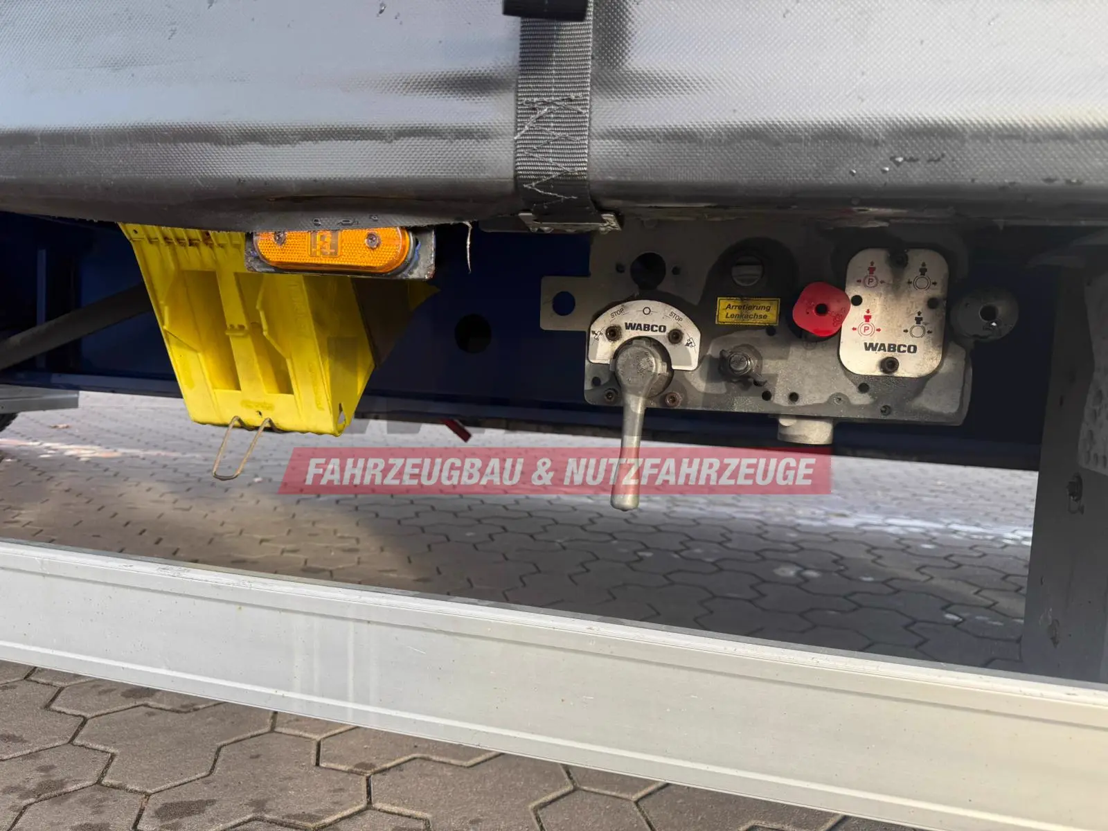 Wiese 3-Achs Stufen Sattel mit Auffahrrampe 25T