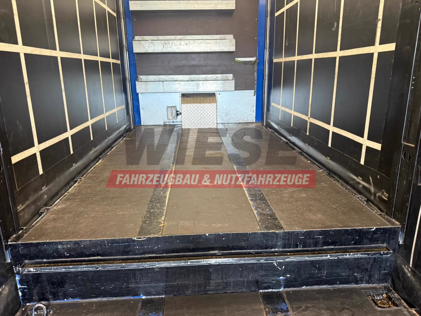 Wiese 3-Achs Stufen Sattel mit Auffahrrampe 25T