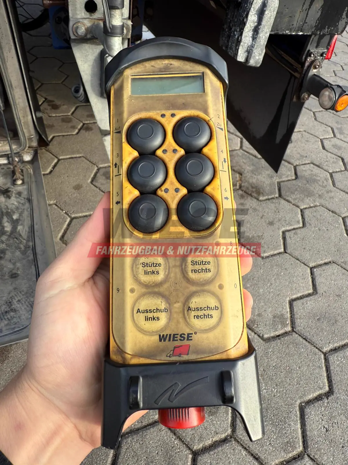 Wiese 3-Achs Stufen Sattel mit Auffahrrampe 25T