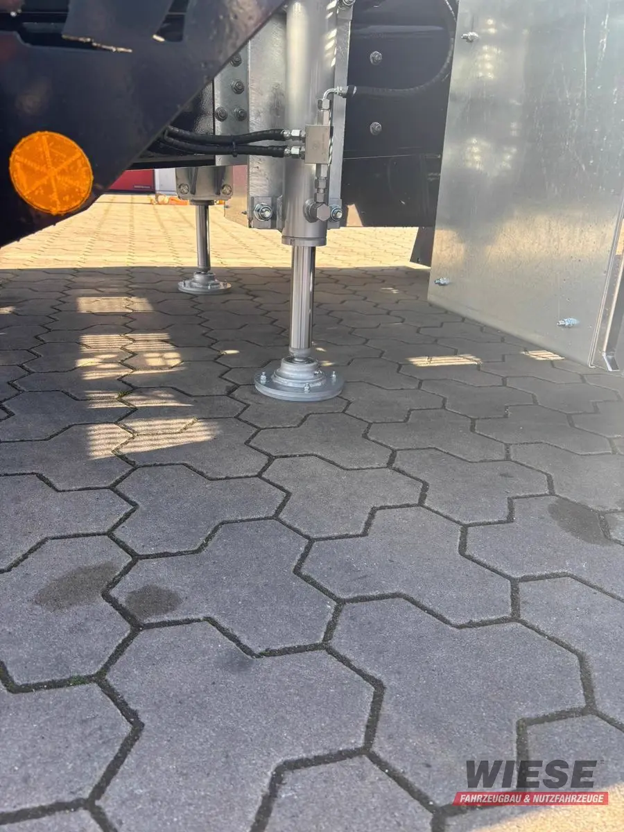 MAN Baumaschinen-  Arbeitsbühnentransporter Rampen