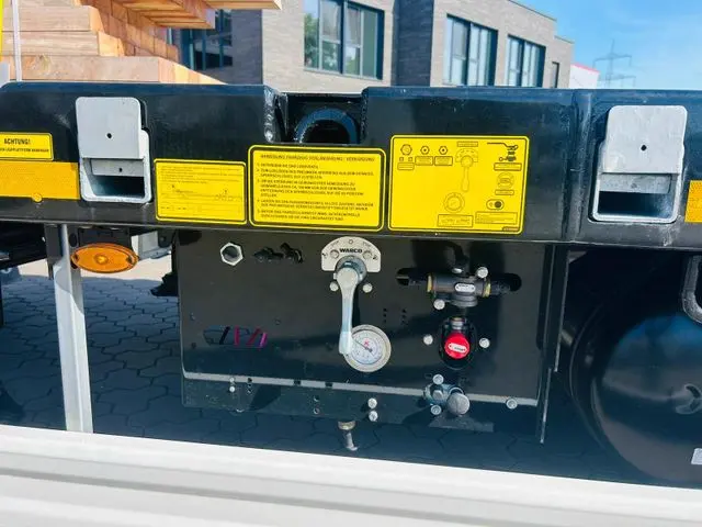 Kässbohrer Mega Tele HD Plattform Auflieger mit Radmulden