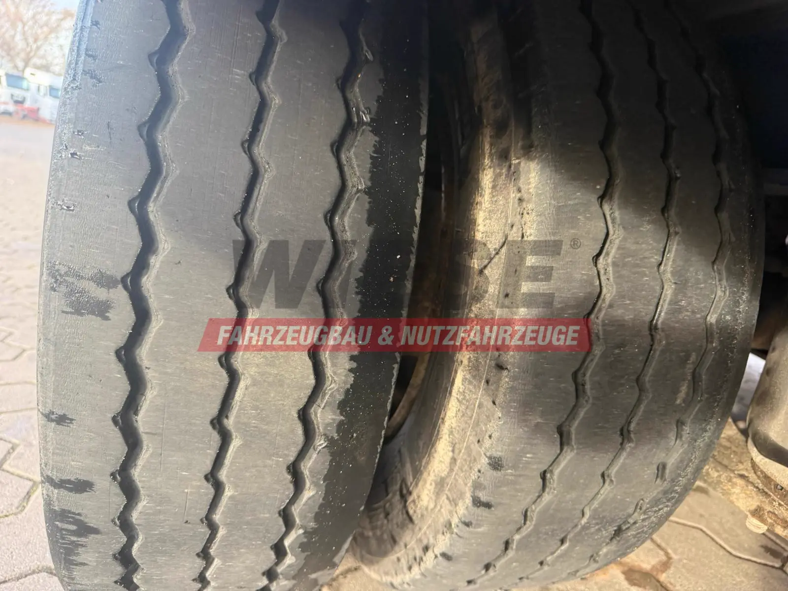 Wiese 3-Achs Stufen Sattel mit Auffahrrampe 25T