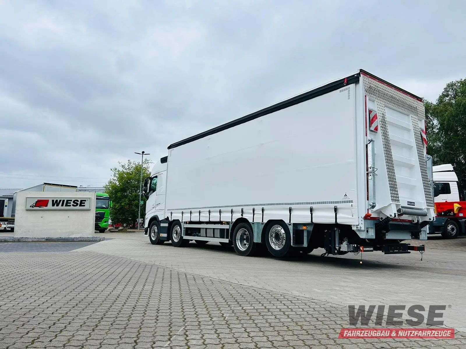 Volvo FH 500 8x2 Arbeitsbühnen Transporter LBW 9t