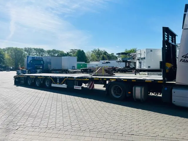 Kässbohrer Mega Tele HD Plattform Auflieger mit Radmulden
