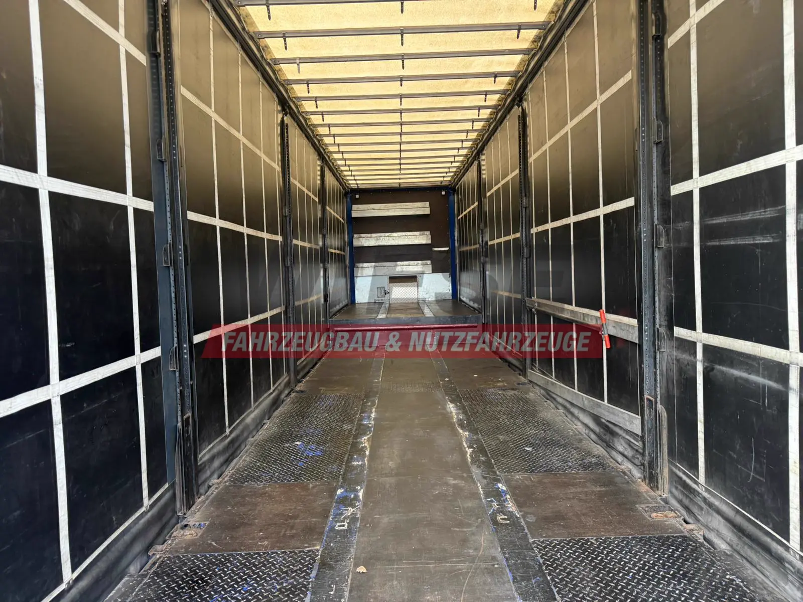 Wiese 3-Achs Stufen Sattel mit Auffahrrampe 25T