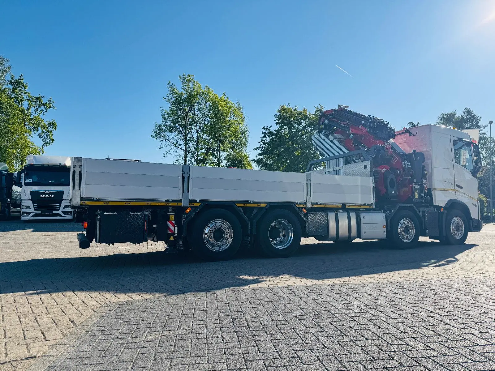 Volvo FH 500 8x2 mit F710RA.2.27 L426 und V20 Winde