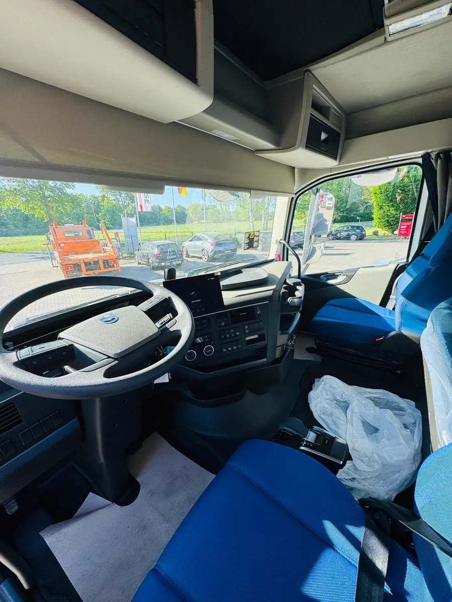 Volvo FH 500 8x2 mit F710RA.2.27 L426 und V20 Winde