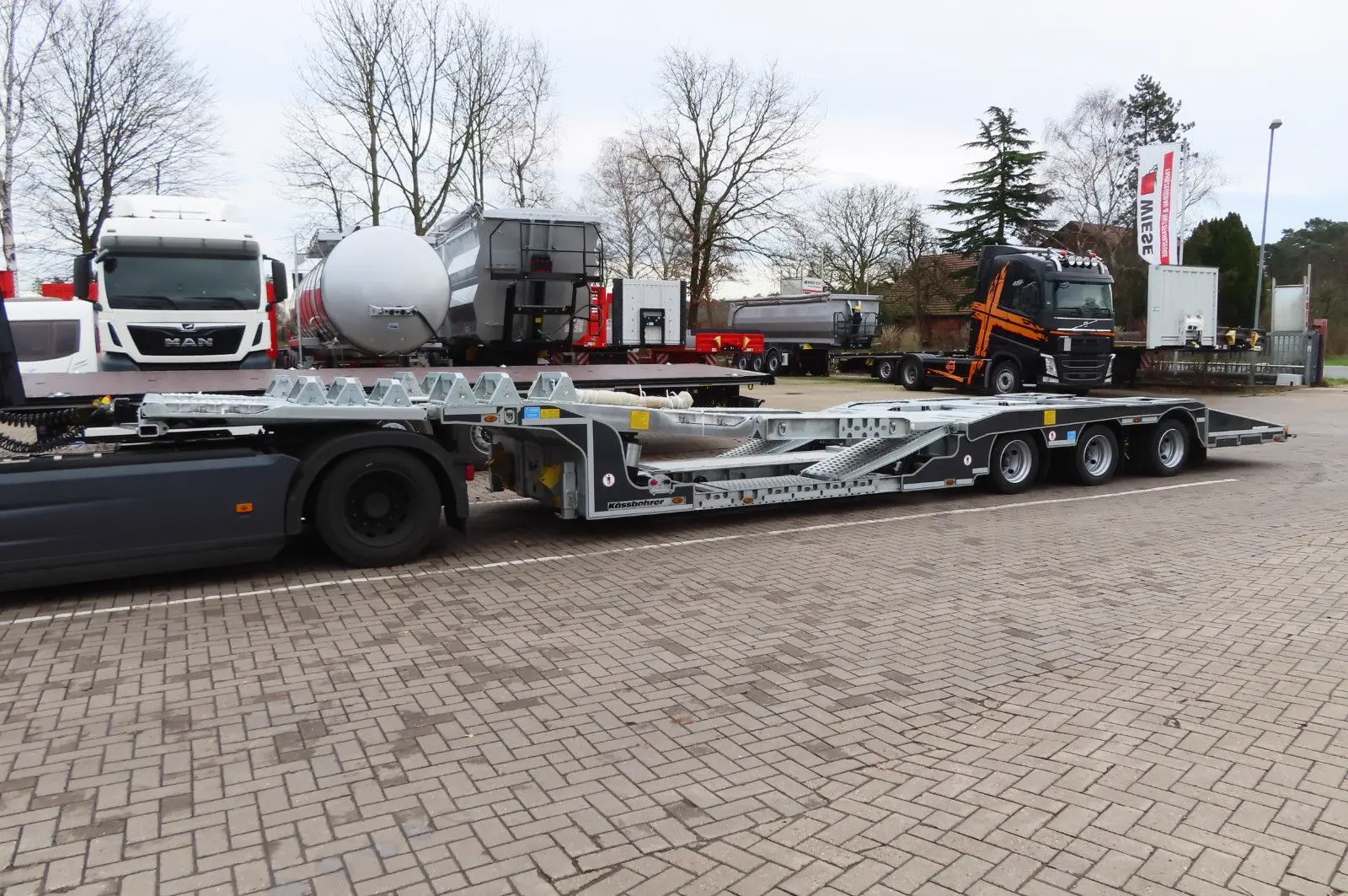 Kässbohrer K.SOK Truck/Car Transporter, Novagrau