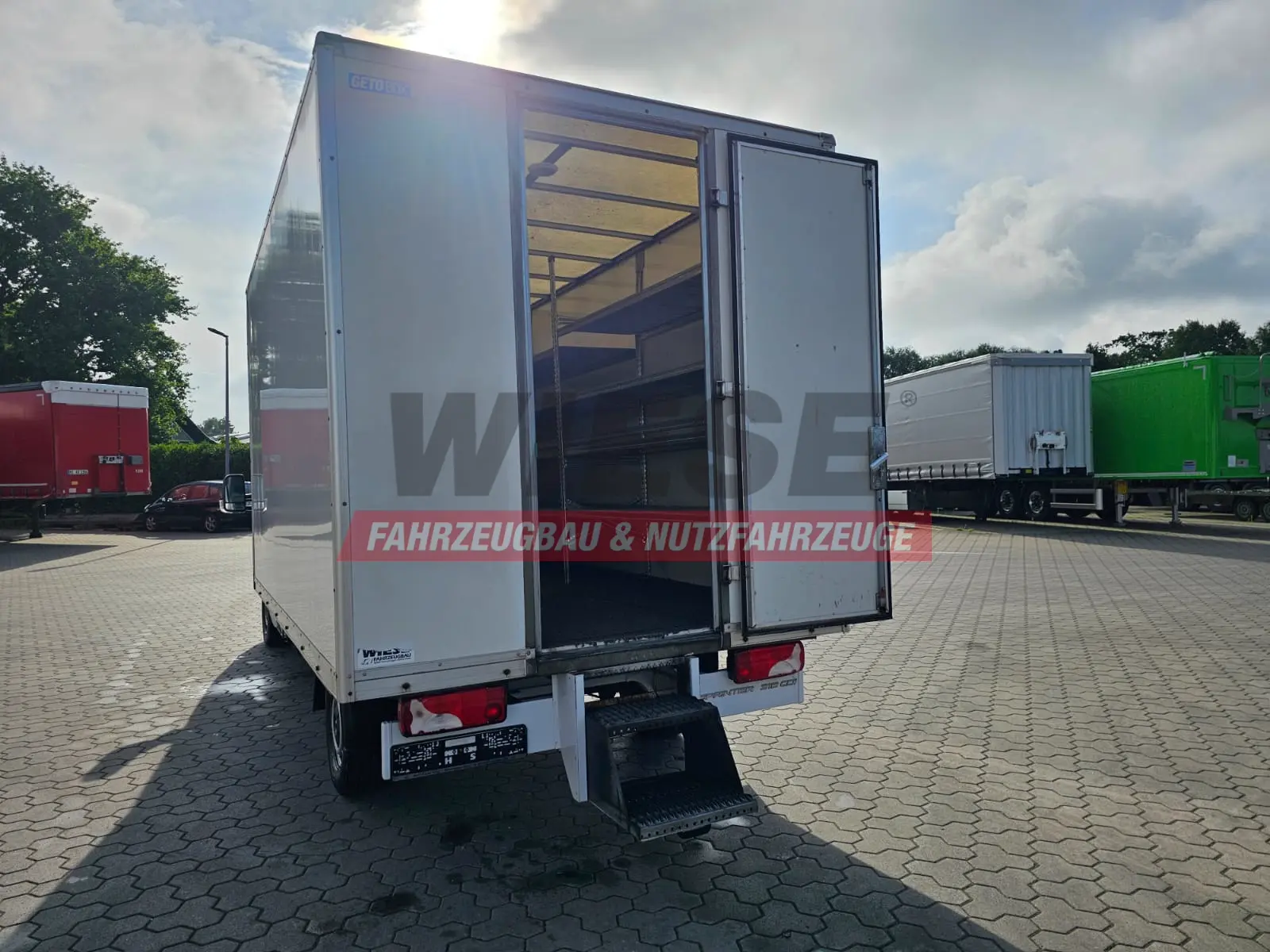 Mercedes-Benz Sprinter mit Kofferaufbau