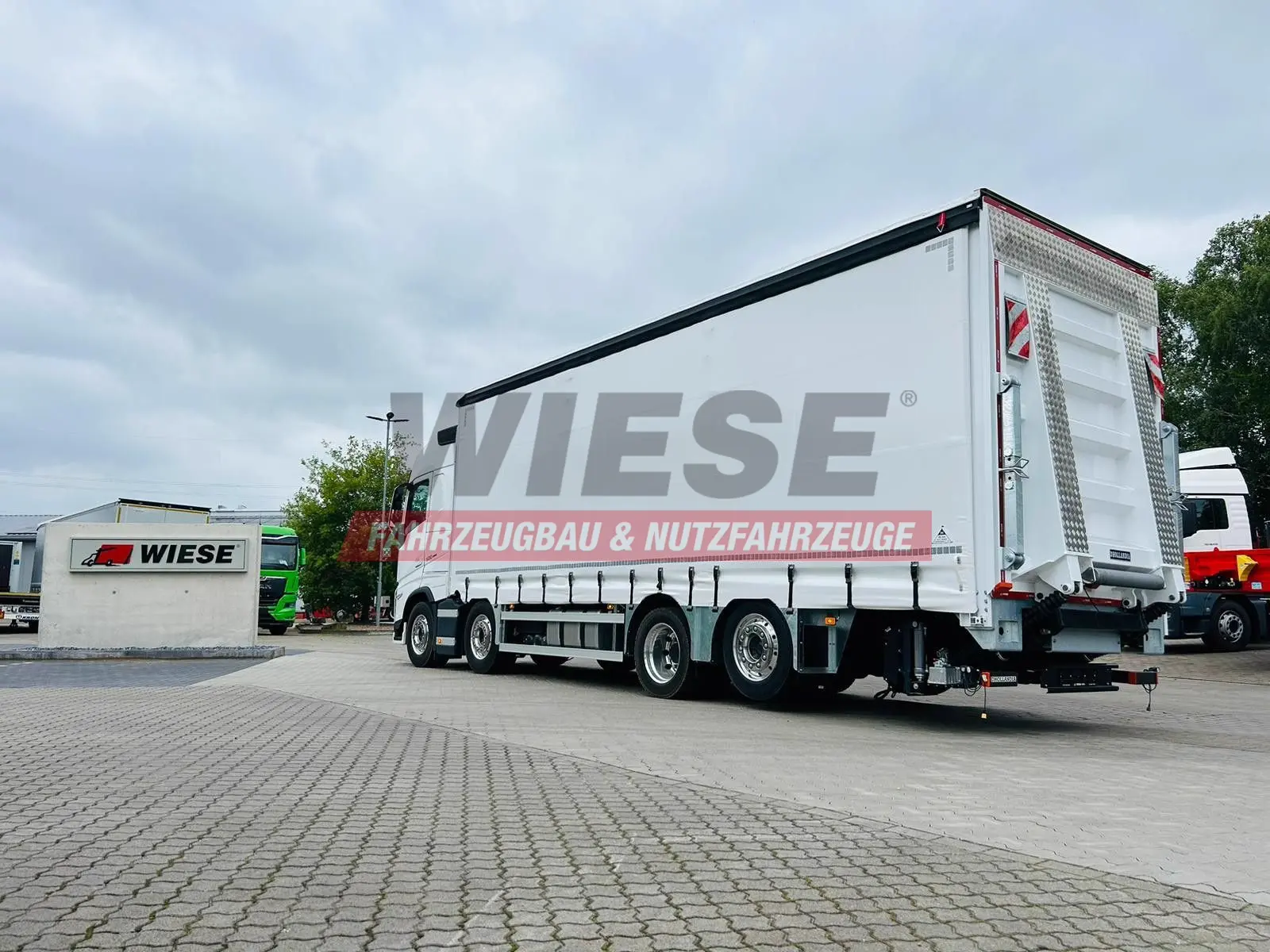 Volvo FH 500 8x2 Arbeitsbühnen Transporter LBW 9t