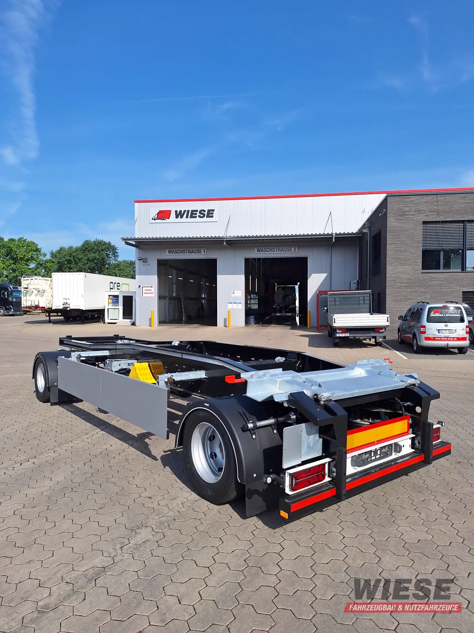 Wiese Abrollanhänger Schlittenanhänger