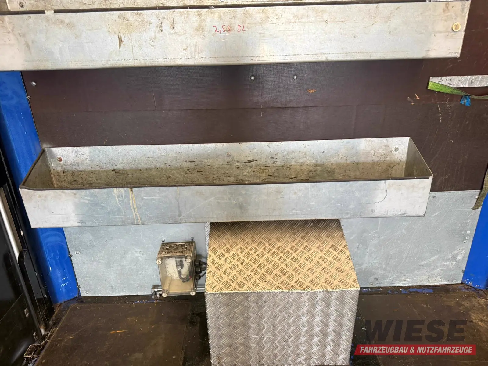 Wiese 3-Achs Stufen Sattel mit Auffahrrampe 25T