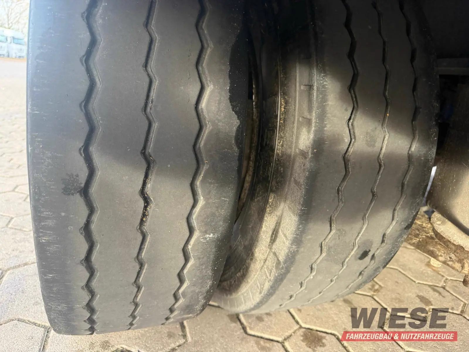 Wiese 3-Achs Stufen Sattel mit Auffahrrampe 25T