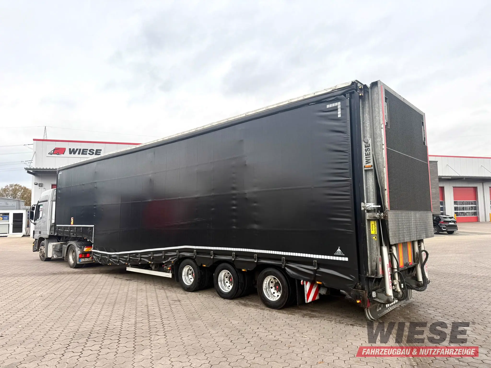 Wiese Stufensattelauflieger