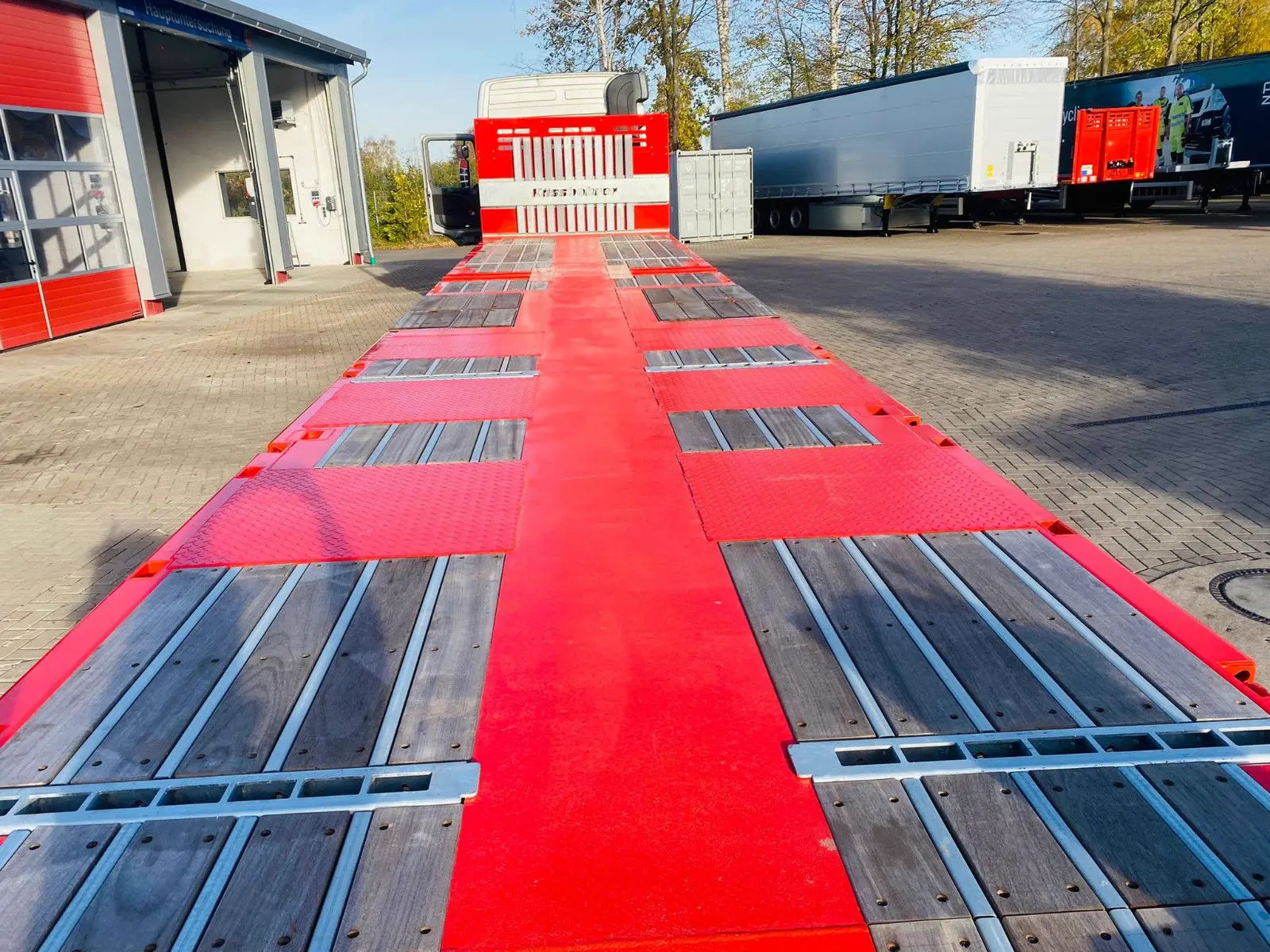 Kässbohrer Mega Tele HD Plattform Auflieger mit Radmulden