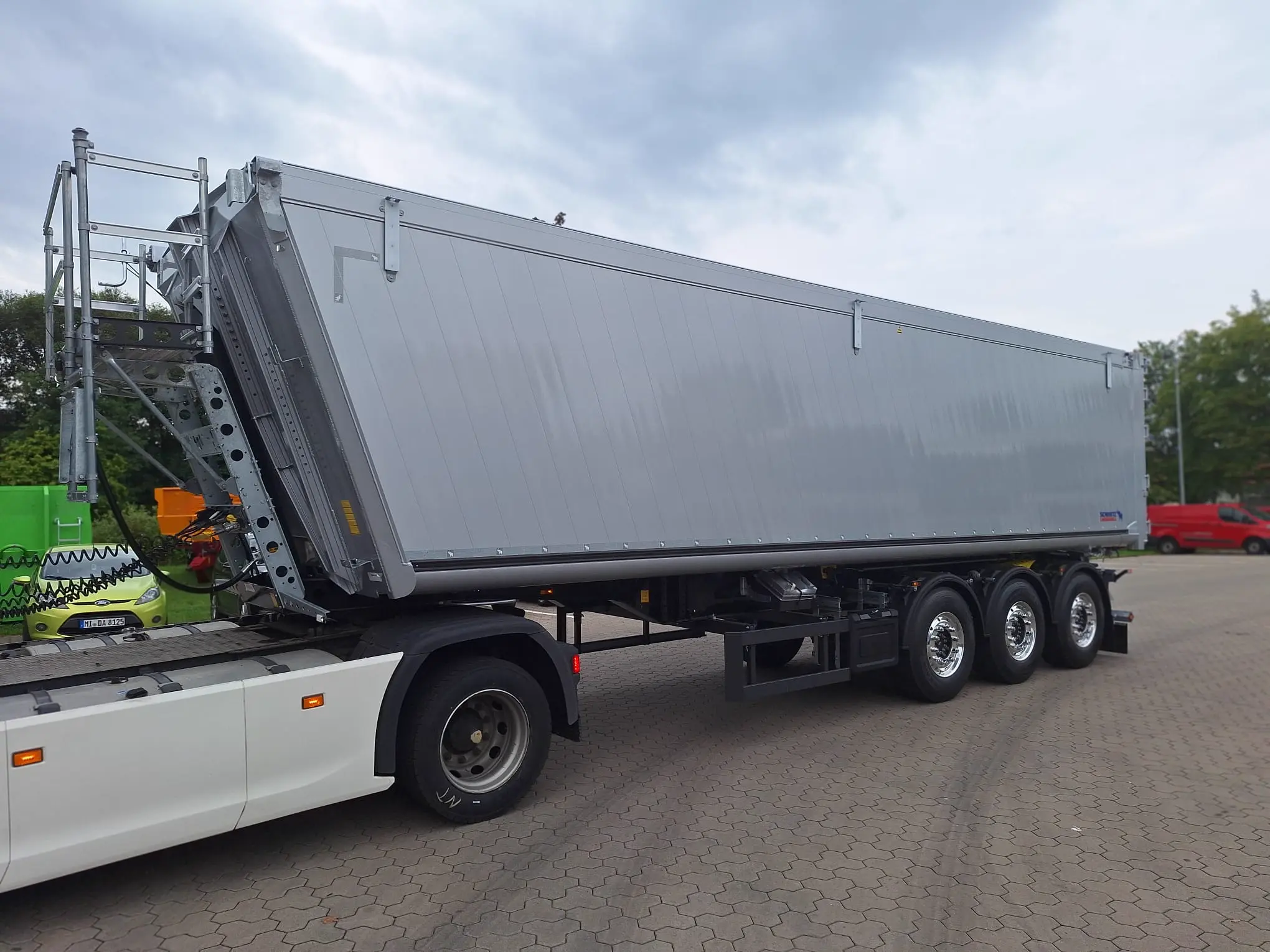 Schmitz Cargobull Kipper 52m³ mit gekröpftem Chassis