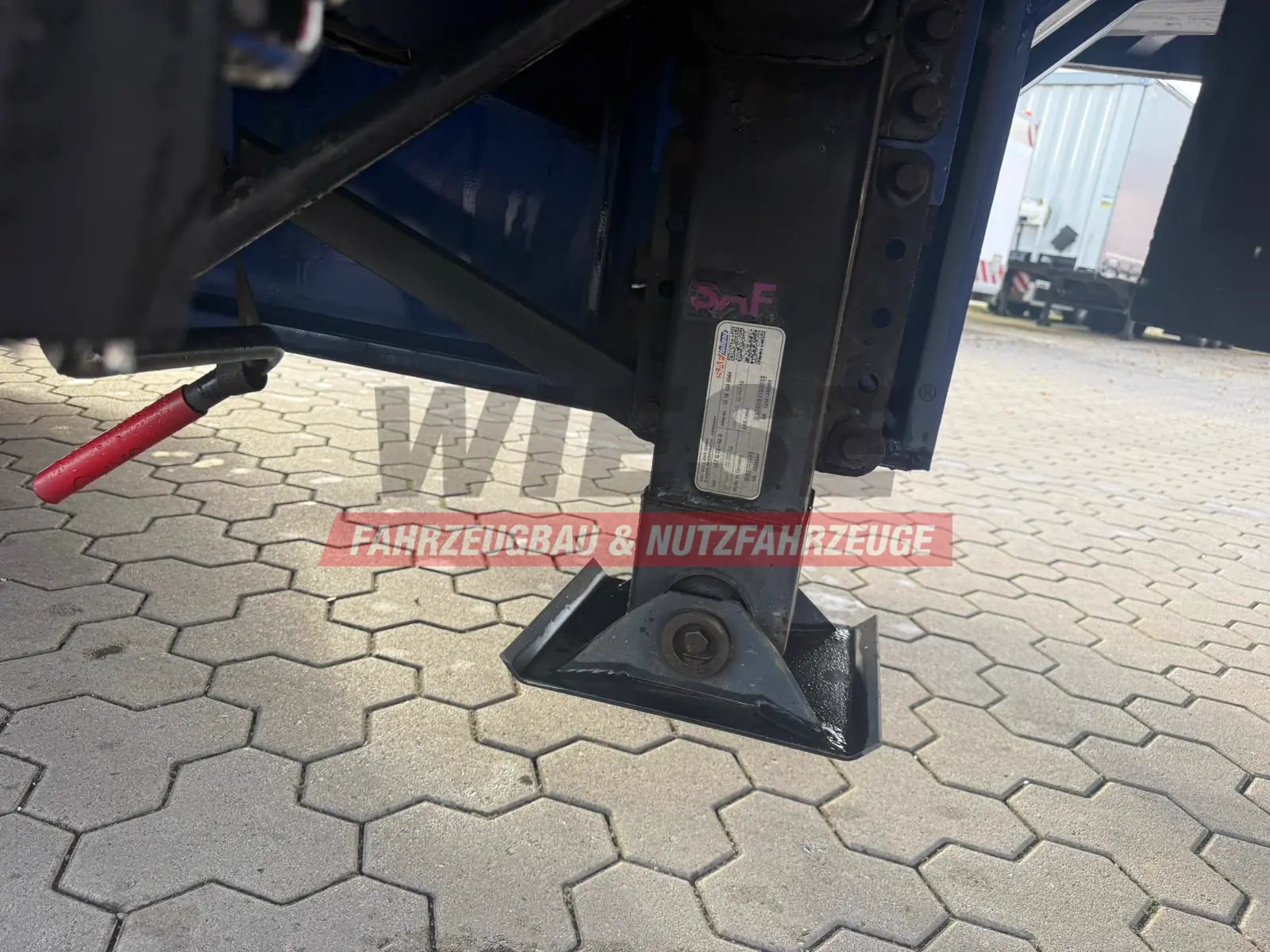 Wiese 3-Achs Stufen Sattel mit Auffahrrampe 25T