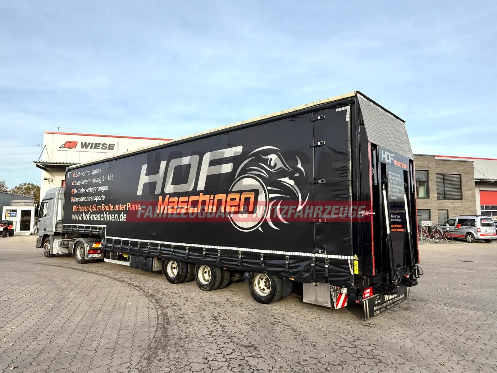 Wiese 3-Achs Stufen Sattel mit Auffahrrampe 25T