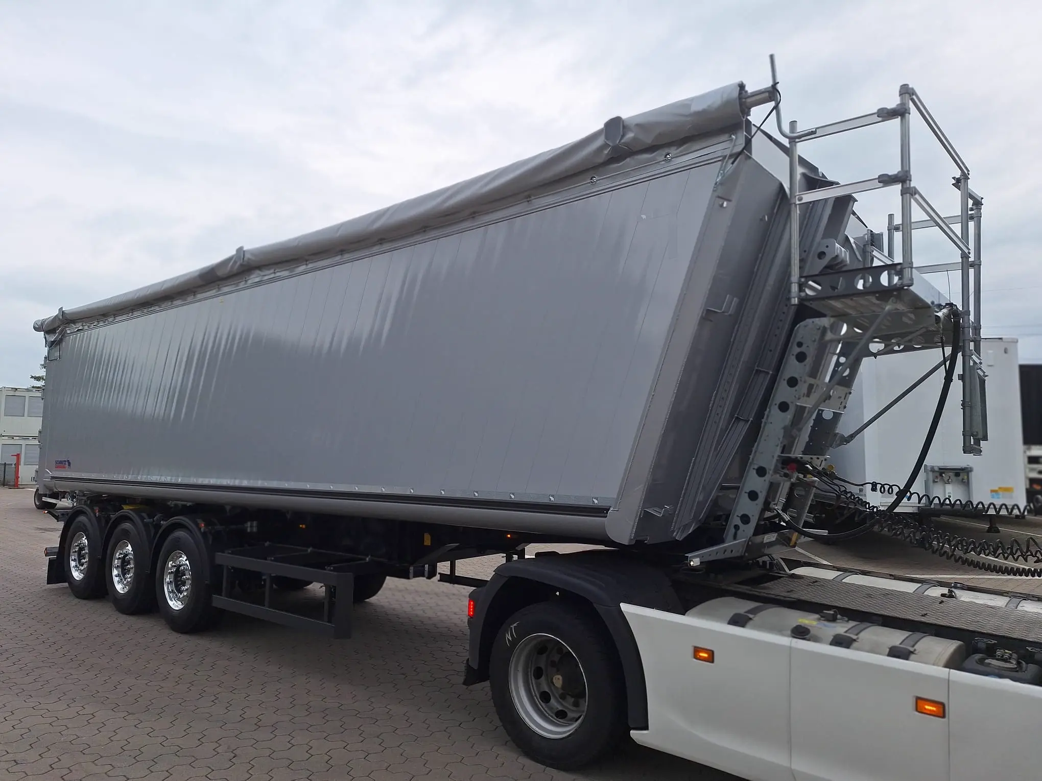 Schmitz Cargobull Kipper 52m³ mit gekröpftem Chassis