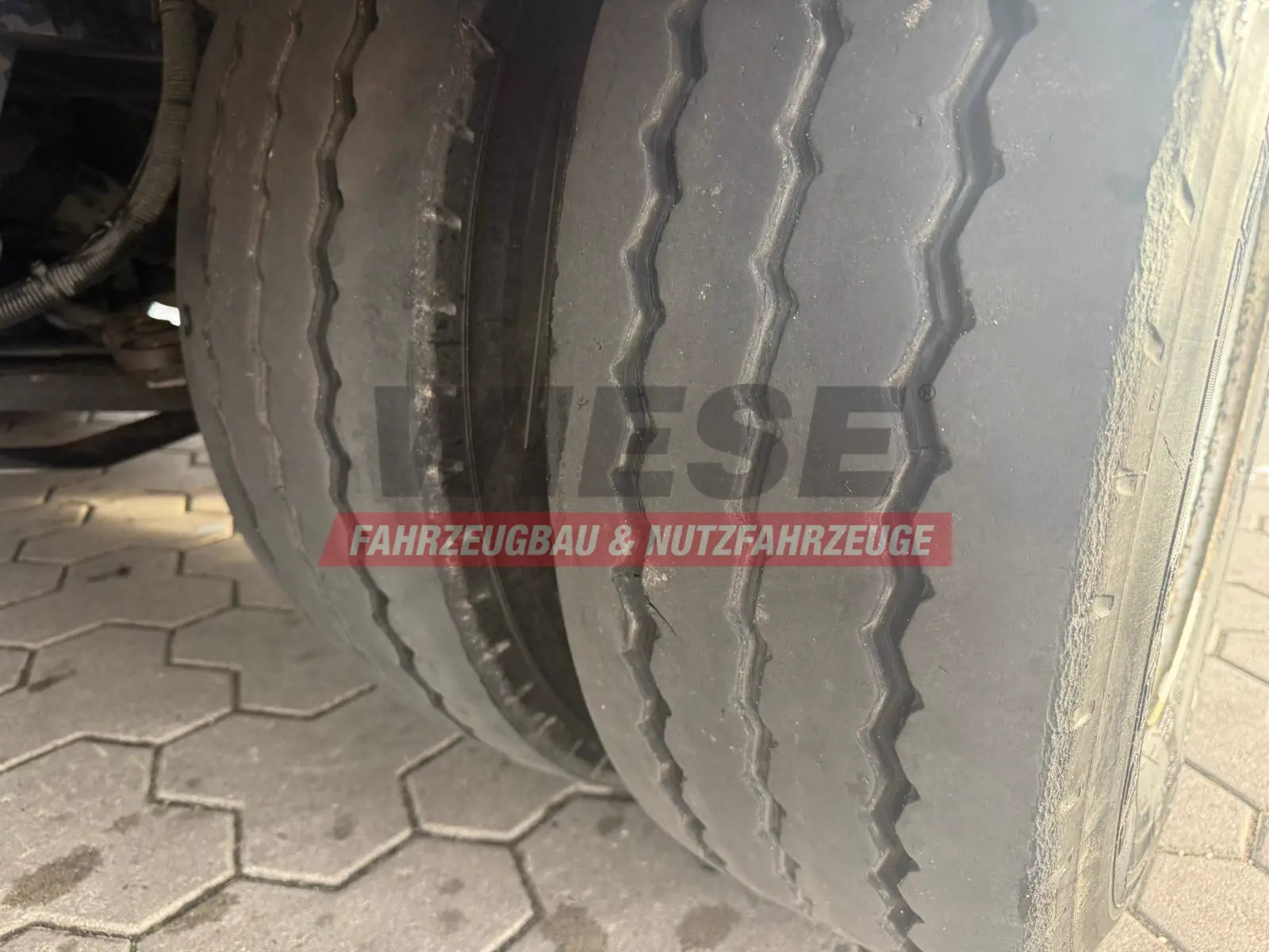 Wiese 3-Achs Stufen Sattel mit Auffahrrampe 25T