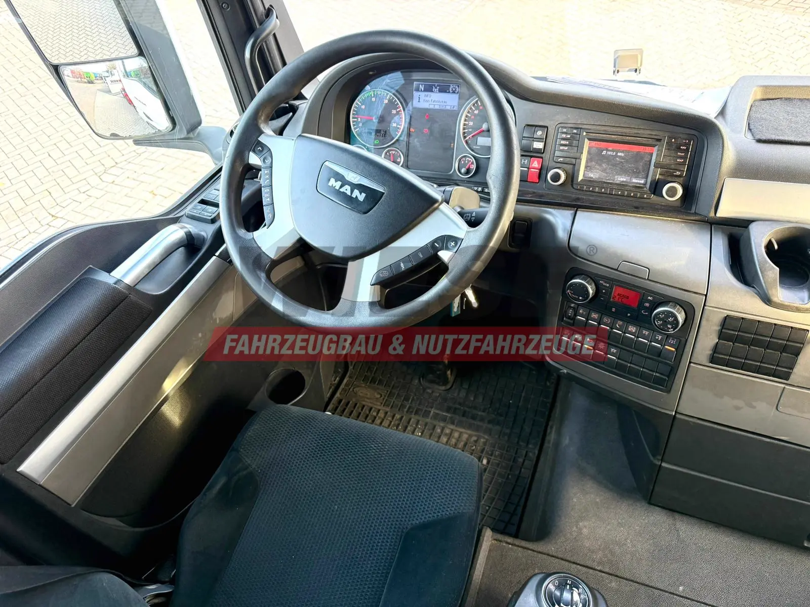 MAN TGX 26.440 6x2 mit HMF 3000-5 Kran TÜV NEU