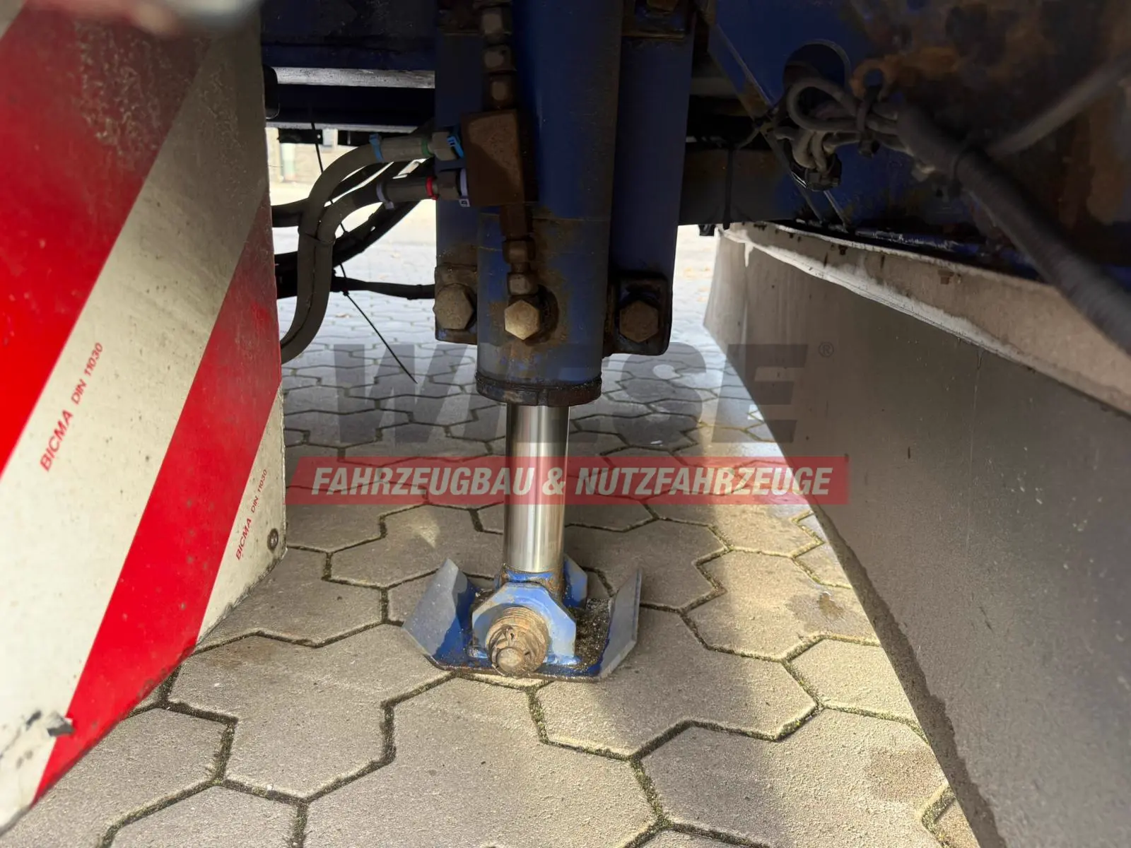 Wiese 3-Achs Stufen Sattel mit Auffahrrampe 25T