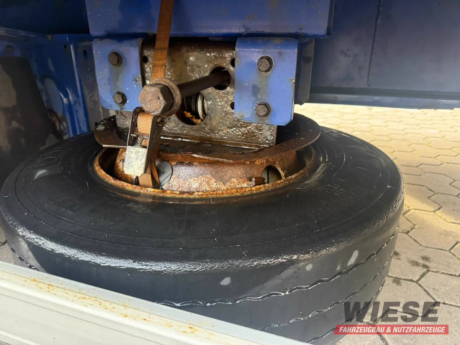 Wiese 3-Achs Stufen Sattel mit Auffahrrampe 25T